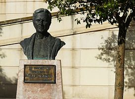 Busto en honor a Iglesias en Benidorm, España.