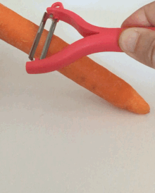 Using a peeler Benutzung eines Kartoffelschaler.gif