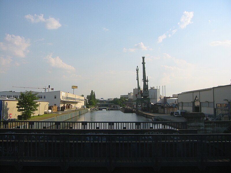 File:Berlin Hafen-Neukölln Unterhafen von Lahnstraße.jpg