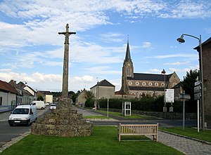 Bernaville croix de pierre et église 1.jpg