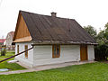 Polski: Drewniana chata przy ul. Starowiejskiej w Besku