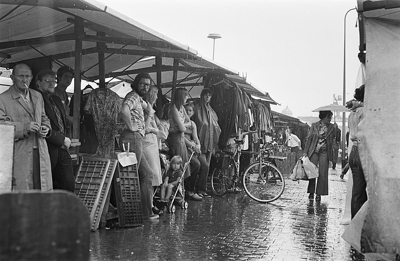 File:Bezoekers van de Waterloopleinmarkt schuilen voor de regen, Bestanddeelnr 928-0436.jpg