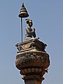 Statua Bhupatindramalla stojąca na placu pałacowym