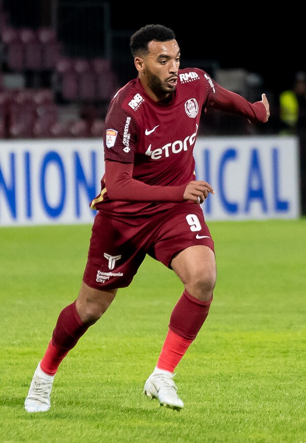 Omrani playing for CFR Cluj in April 2022.