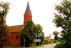 Bischofstein. Alte evangelische Kirche. Im Hintergrund die katholische Pfarrkirche St. Matthias..jpg