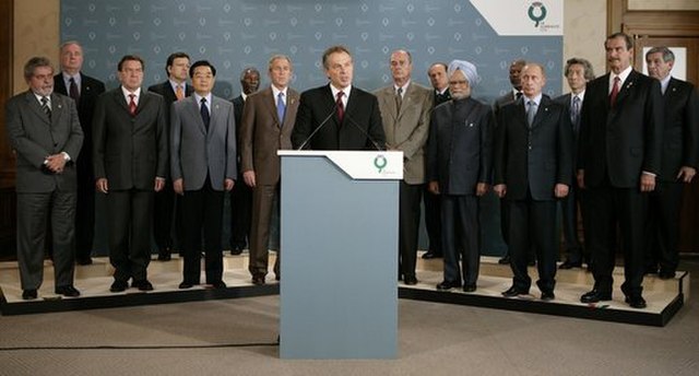 UK Prime Minister Tony Blair speaks with the summit attendees behind him. Left to right (front row): Lula da Silva, Gerhard Schröder, Hu Jintao, Georg