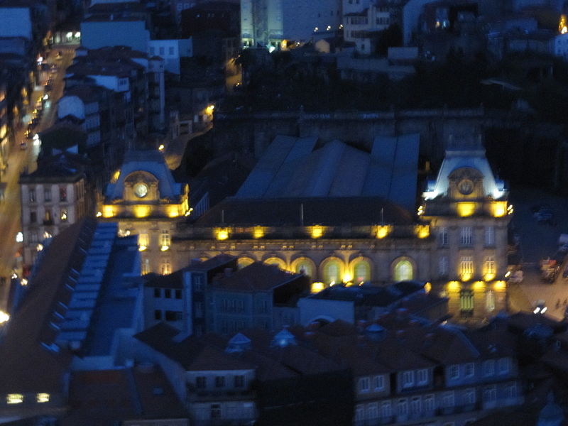 File:Blick über Porto bei Nacht (vom Torre dos Clérigos) (14004496491).jpg