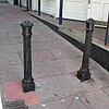 Brighton, Regency Square, Regency Tavern yonidagi bollards (IoE Code 481141) .jpg