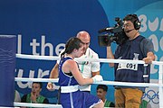 Deutsch: Boxen bei den Olympischen Jugendspielen 2018 Tag 12, 18. Oktober 2018 - Finale Fliegengewicht Mädchen – Martina La Piana (Italien, blau) schlägt Adijat Gbadamosi (Nigeria, rot) 5-0; Ringrichter ist James Beckles (Trinidad und Tobago). English: Boxing at the 2018 Summer Youth Olympics on 18 October 2018 – Girl's flyweight Gold Medal Bout - Martina La Piana (Italy, blue) beats Adijat Gbadamosi (Nigeria, red) 5-0; Referee is James Beckles (Trinidad and Tobago). Español: Boxeo en los Juegos Olímpicos Juveniles de Verano de 2018 en 18 de octubre de 2018 - Combate a medalla de oro de peso mosca para mujeres: Martina La Piana (Italia, azul) le gana a Adijat Gbadamosi (Nigeria, roja) 5-0; El árbitro es James Beckles (Trinidad y Tobago).