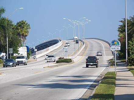 Approach to the Green Bridge in Bradenton which carries US 41 across the Manatee River.