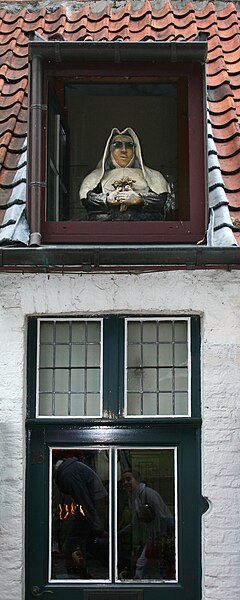 File:Bruges - Wijngaardplein - Lucarne décorée de façon humoristique.jpg