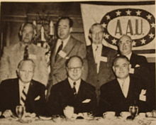 Brundage (Mitte, sitzend) umgeben von Funktionären der Amateur Athletic Union (1963)