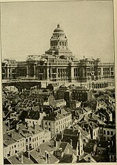 Vue panoramique montrant le palais de justice à l'arrière-plan et des quartiers d'habitation au premier plan.