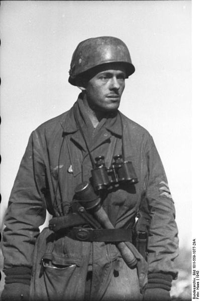 File:Bundesarchiv Bild 101I-559-1077-29A, Russland, Fallschirmjäger mit Fernglas u. Handgranaten.jpg