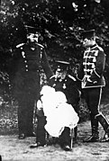 1882年、ドイツ皇室四代。皇曾孫ヴィルヘルムを抱くヴィルヘルム1世（中央）。皇太子フリードリヒ（左）、皇孫ヴィルヘルム（右）とともに