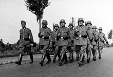 Schutzpolizei in France 1940; marching. Bundesarchiv Bild 121-0397, Frankreich, marschierende Schutzpolizei.jpg