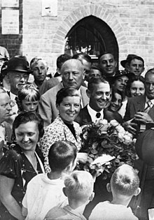 Elly Beinhorn und Bernd Rosemeyer bei ihrer Hochzeit (1936)