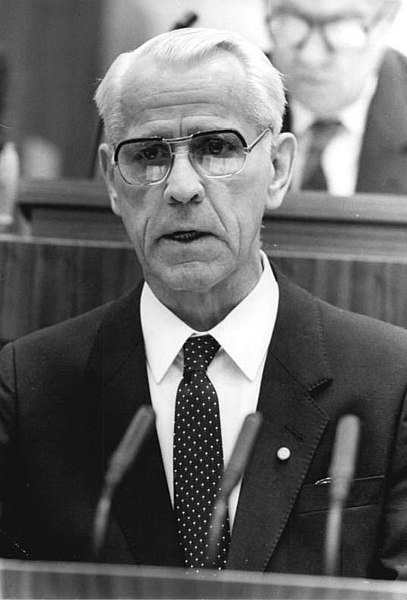 File:Bundesarchiv Bild 183-1986-0617-024, Willi Stoph.jpg