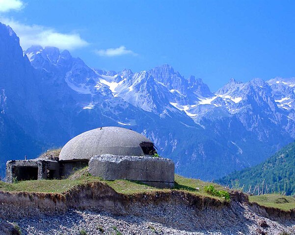 https://upload.wikimedia.org/wikipedia/commons/thumb/0/0c/Bunker_in_Albanian_Alps.jpg/601px-Bunker_in_Albanian_Alps.jpg