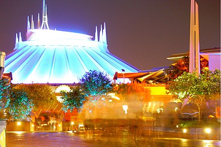 ไฟล์:Busy_Tomorrowland_July_16_2009_myjedilightsaber_Cropped.jpg