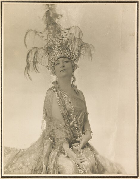 File:Cécile Sorel en costume de perles et de plumes et chapeau de Le Monnier, K1909.jpg