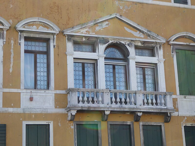 File:CANAL GRANDE - palazzo mocenigo gambara detail.jpg