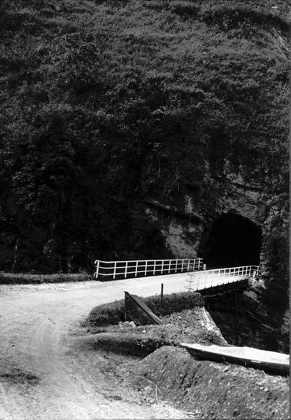 File:COLLECTIE TROPENMUSEUM Een tunnel op de weg tussen Sibolga en het Tobameer omgeving Taroetoeng TMnr 60004154.jpg