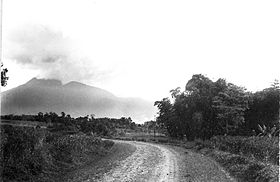 COLLECTIE TROPENMUSEUM Landschap met gezicht op de Goenoeng Malabar TMnr 60011494.jpg