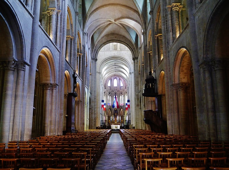 File:Caen Abbaye aux Hommes Église Saint-Étienne Innen Langhaus Ost 2.jpg
