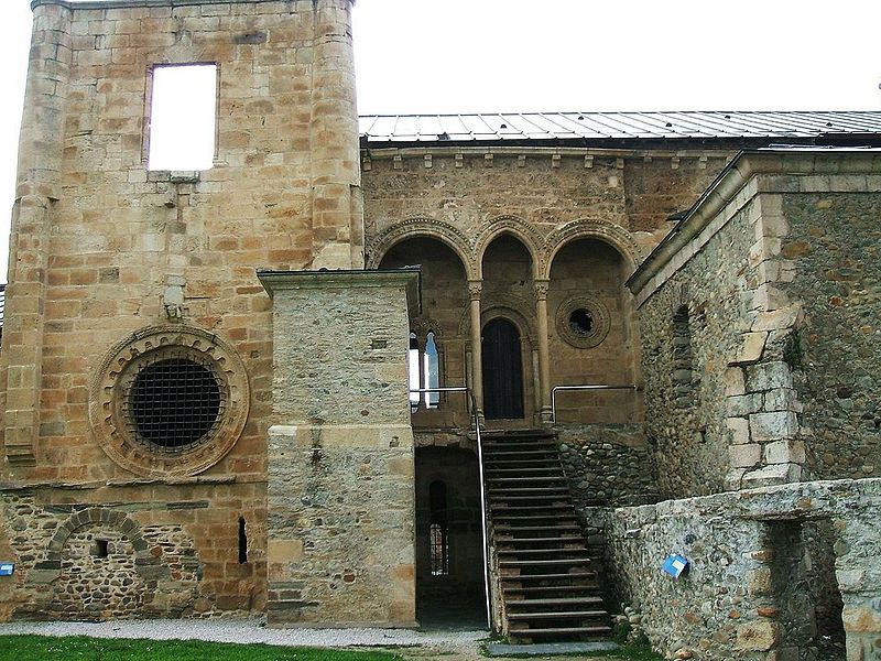 File:Carracedo (Le) - Monasterio de Santa Maria 07.jpg