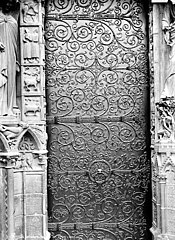 Cathédrale Notre-Dame - Façade ouest, pentures de porte - Paris 04 - Médiathèque de l'architecture et du patrimoine - APMH00014084.jpg