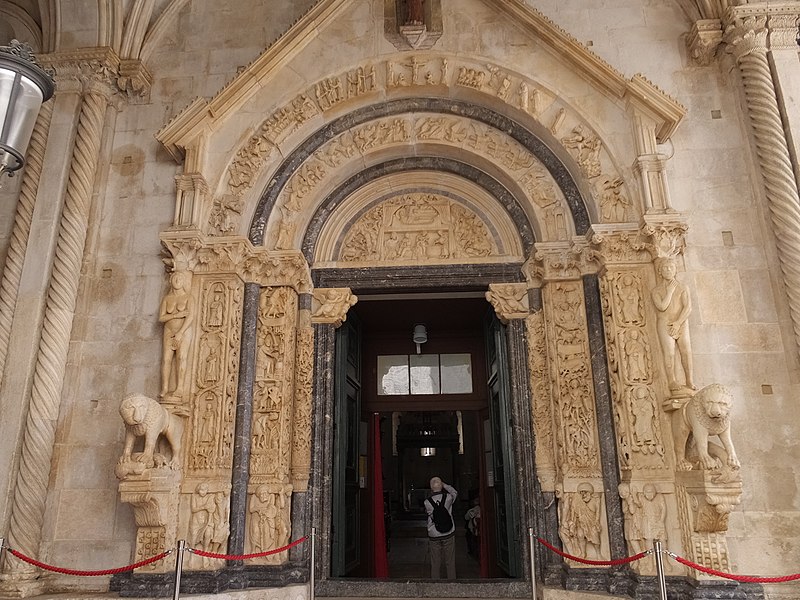 File:Cathedral of Saint Lawrence 聖勞倫斯大教堂 - panoramio.jpg