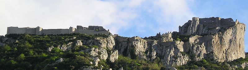 File:Château de Peyrepertuse (face nord).JPG