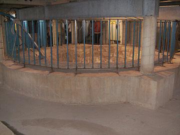 Puits situé actuellement dans la salle technique sous la fontaine construite dans les années 1990[9].