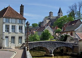 Pont du Perthuis-au-Loup avec l’église Saint-Vorles en arrière-plan.