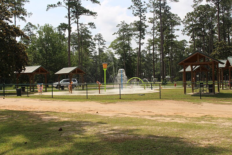 File:Chehaw Park splash pad.jpg