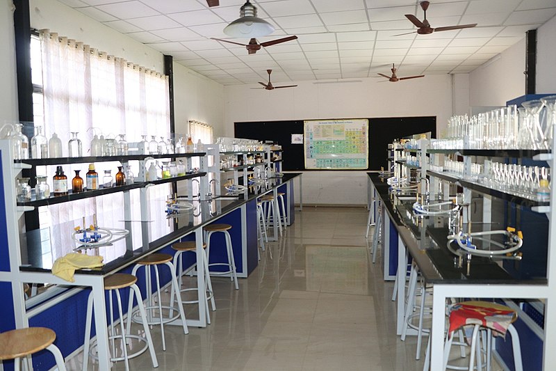 File:Chemistry Lab Silver Oaks Intl School Hyderabad.jpg