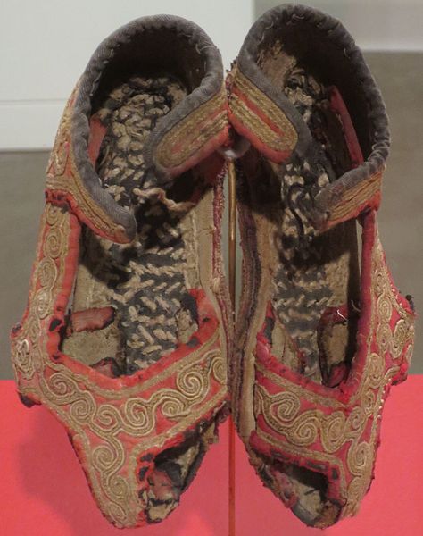 File:Child's shoes from China, Honolulu Museum of Art, 11411.1, 2.JPG