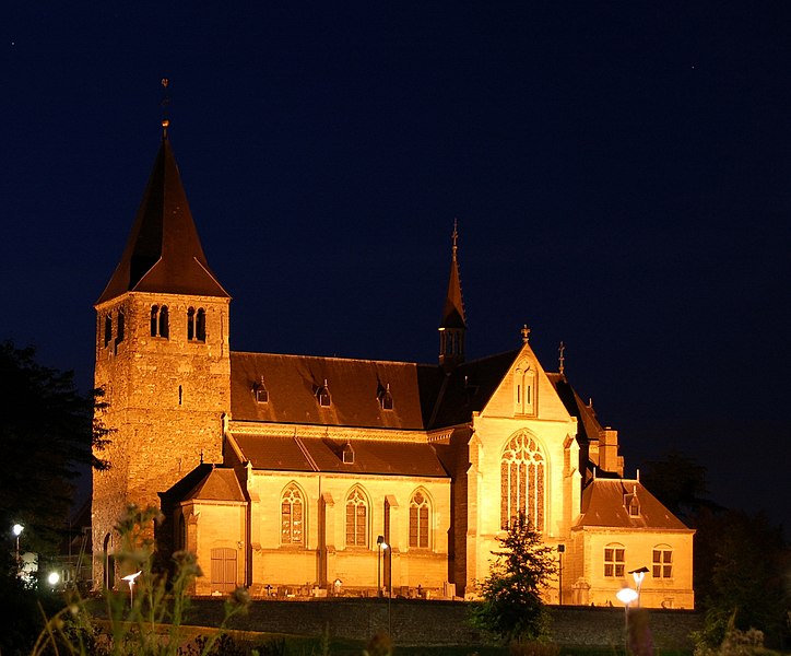 File:Church Heel by night.jpg