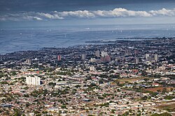 San Matias bölgesi şehir merkezinin ve Maracaibo Gölü'nün panoramik görünümü