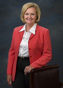 Claire McCaskill, official Senate photo portrait, standing, 2007.jpg