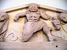 Close_up_of_Gorgon_at_the_pediment_of_Artemis_temple_in_Corfu.jpg