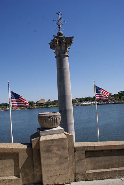 File:Column and Flags Lake Mirror Cassic 16Oct2010 (14998946871).jpg