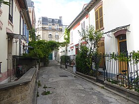 Cour du Palais Royal de Belleville, vers la rue des Solitaires.