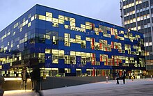 Faculty Building, designed by Norman Foster Cour interieure Imperial College.jpg