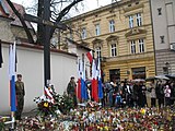 Znicze i kwiaty przed Krzyżem Katyńskim w Krakowie po katastrofie polskiego Tu-154M w Smoleńsku (11 kwietnia 2010).