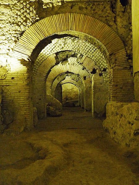 File:Criptoportico, Napoli, area archeologica di San Lorenzo Maggiore.jpg