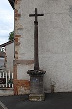 Croix dans le vieux bourg.