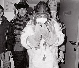 Der 14. Dalai Lama in der Nationaltracht der Samen aus Schneehasenfell (1989)