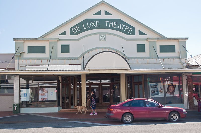 File:De Luxe Theatre, Opotiki, Bay of Plenty, New Zealand, 16 Oct. 2010 - Flickr - PhillipC.jpg